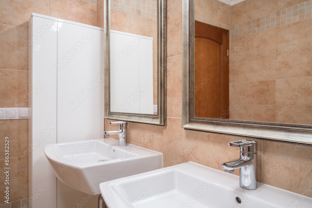 Fototapeta premium Elegant beige bathroom