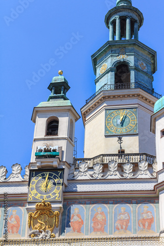 Poznań, ratusz na Starym Rynku - Słynne poznańskie koziołki będące symbolem miasta, ukazujace się raz dziennie o 12- tej.
