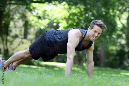 junger Mann beim Sport im Park 