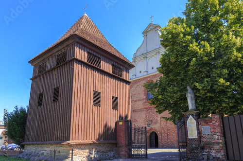Poznań, zabytkowa drewniana dzwonnica i kościół Św. Wojciecha na wzgórzu Św. Wojciecha
