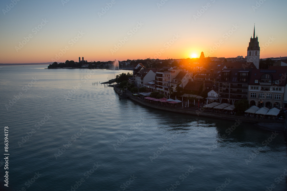 Sonnenuntergang über Friedrichshafen am schönen Bodensee