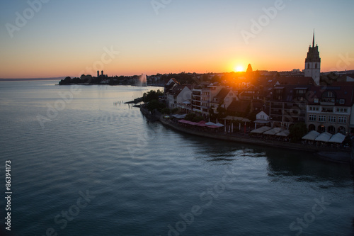 Sonnenuntergang über Friedrichshafen am schönen Bodensee