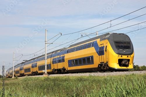 Fotografie Zug auf einem Bahndamm