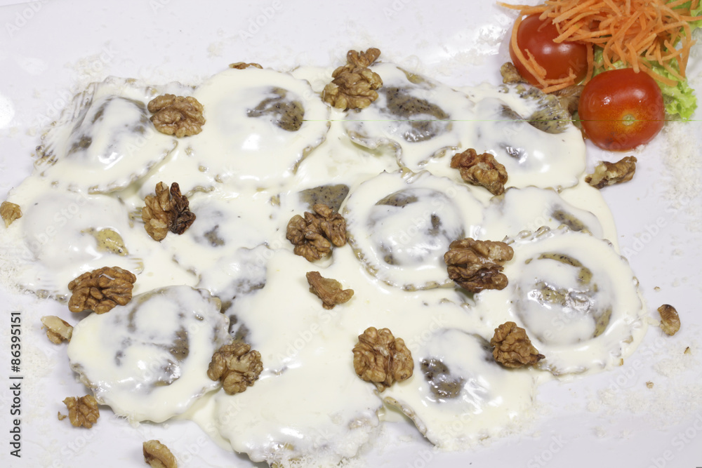 Whole ravioli with cream and nuts Whole ravioli with cream and nuts