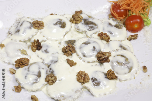 Whole ravioli with cream and nuts