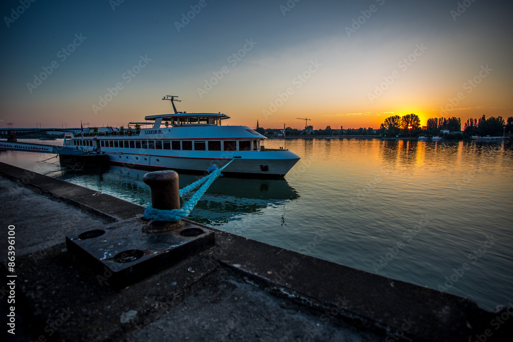 Fototapeta premium Schiff bei Mainz am Rhein im Sonnenaufgang