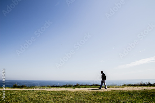 Hombre caminando por el campo