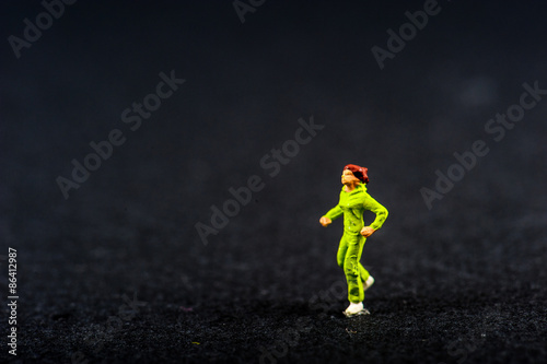 ジョギングしている女性のミニチュア人形