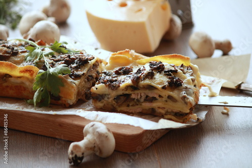 Obraz na płótnie lasagna with mushrooms, ham and cheese w salonie