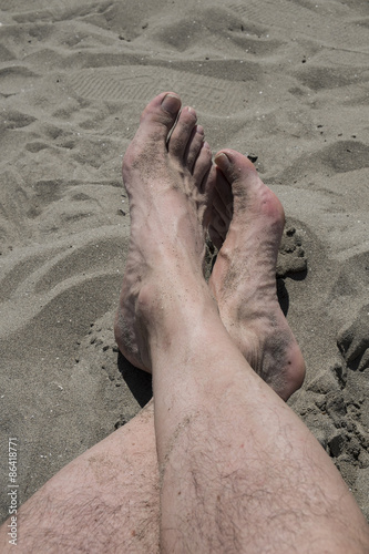 piedi nudi al sole in spiaggia