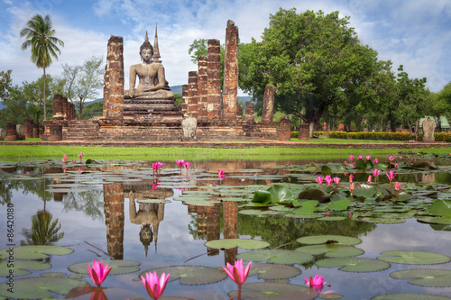 Buddha Statue at Wat Mahathat photo