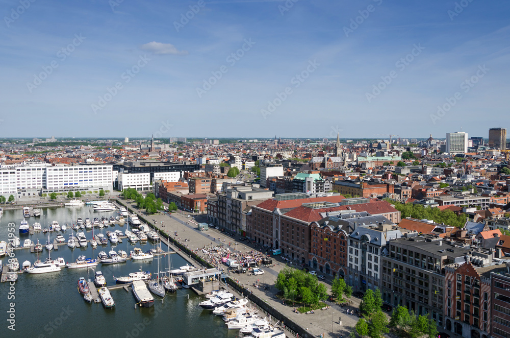 Obraz premium Yachts moored in the Willem Dock and Antwerp City
