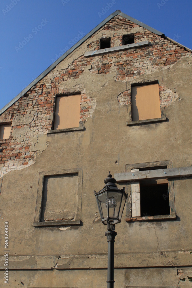 Fototapeta premium Sanierungsbedarf in der Brandenburger Lindenstraße
