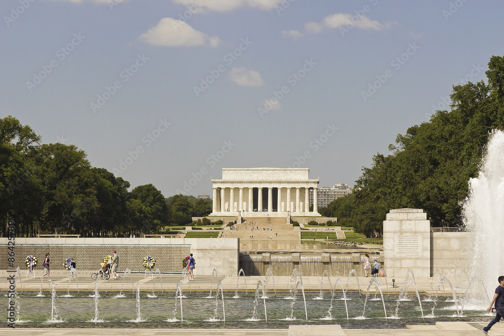 WWII Memorial & Lincoln Memorial, National Mall, Washington WWII Memorial & Lincoln Memorial, National Mall, Washington