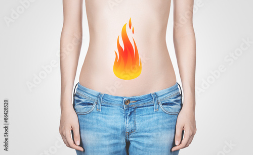Stomaco donna con fiamma gastrite