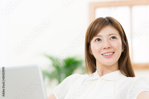 パソコンを使う女性 Free Download パソコンを使う女性 - GFXLoad