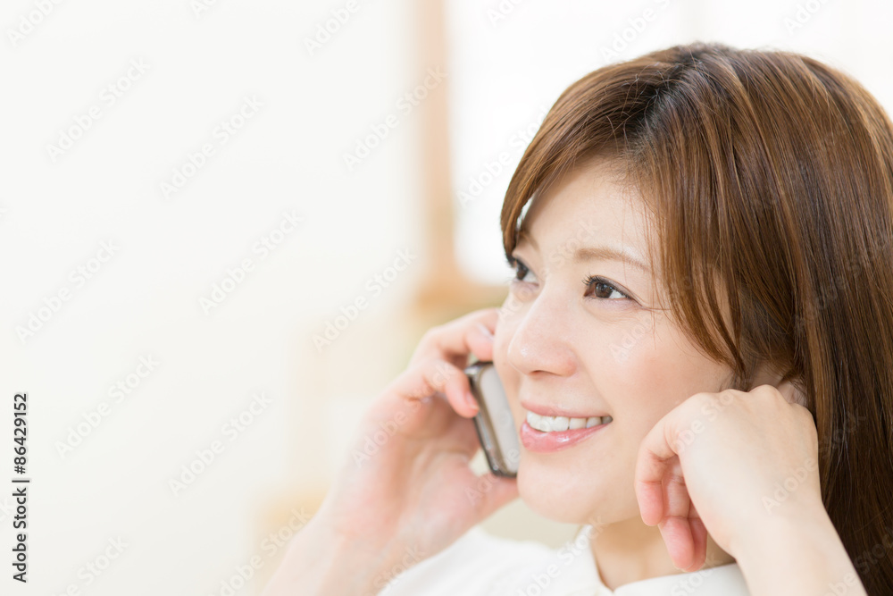 携帯電話を使う女性 携帯電話を使う女性