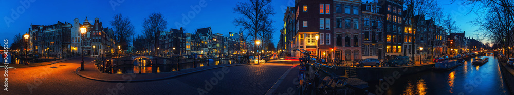 Naklejka premium Amsterdam, Netherlands canals and bridges at night
