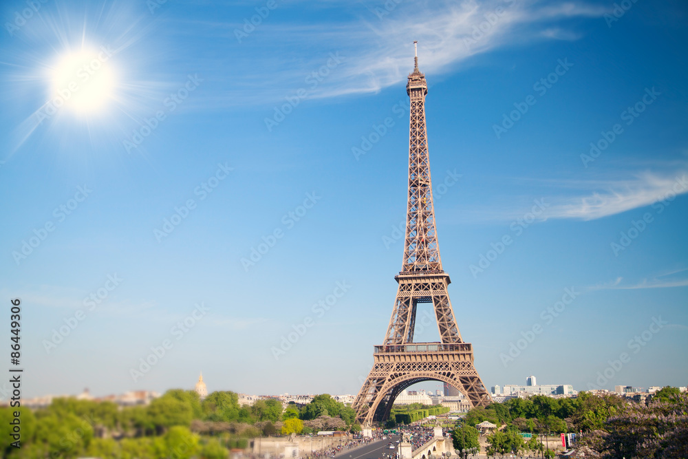 Fototapeta premium summer day the sun shines over the Eiffel Tower symbol of Paris.