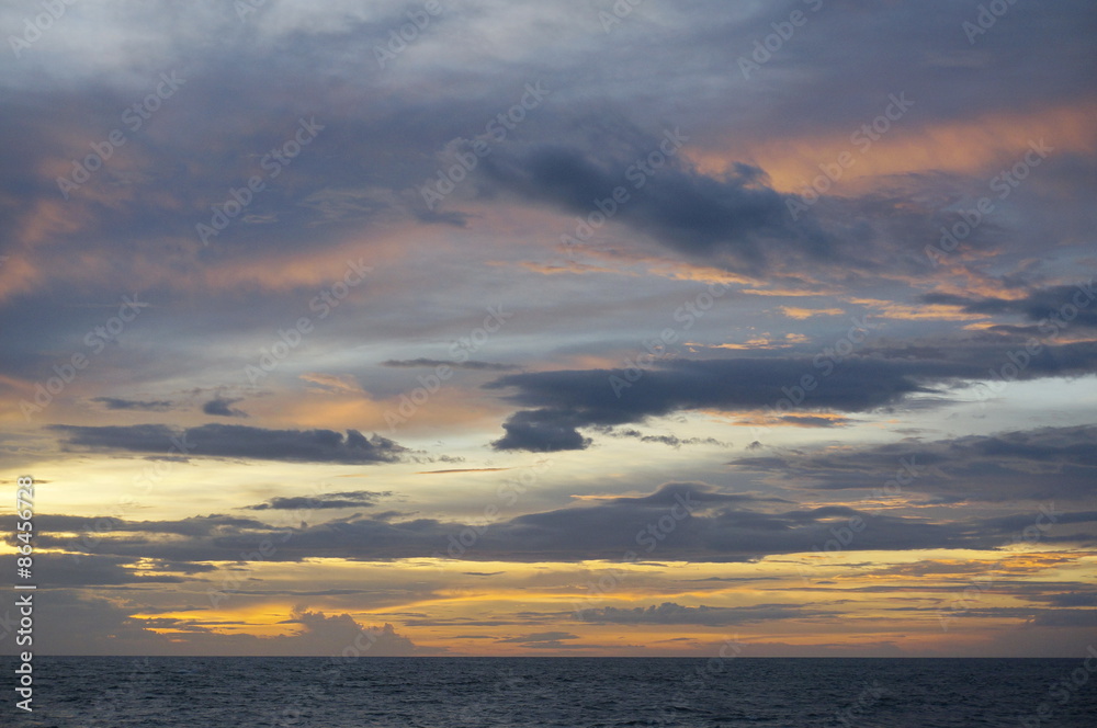 Слоистые облака на закате над морем