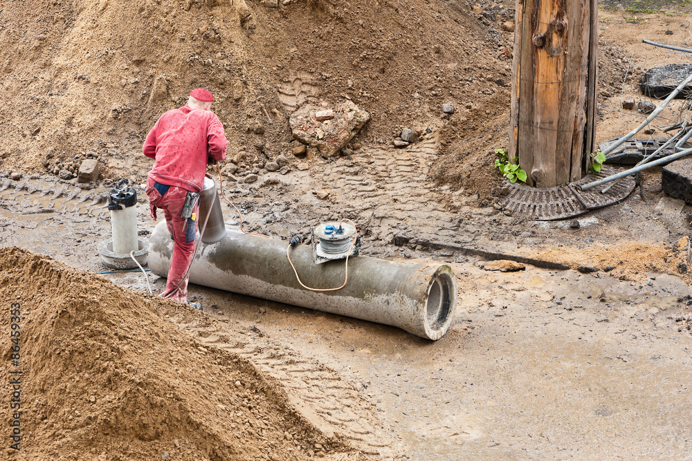 Bohren einer Kernlochbohrung mittels Bohrkrone in ein Betonrohr Stock Photo  | Adobe Stock