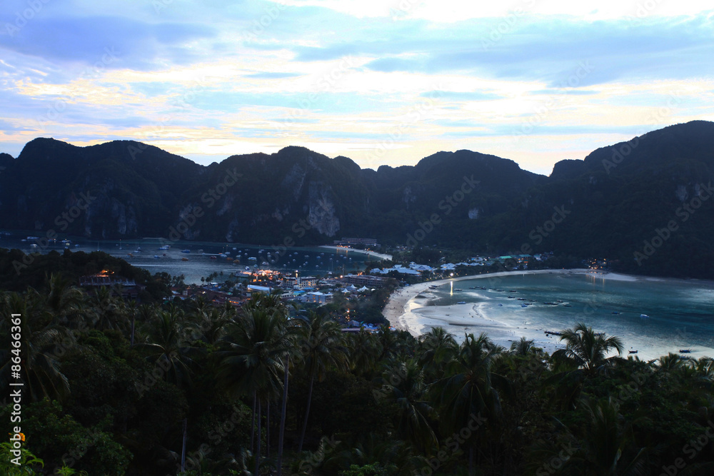 Obraz premium night landscape palm bay island