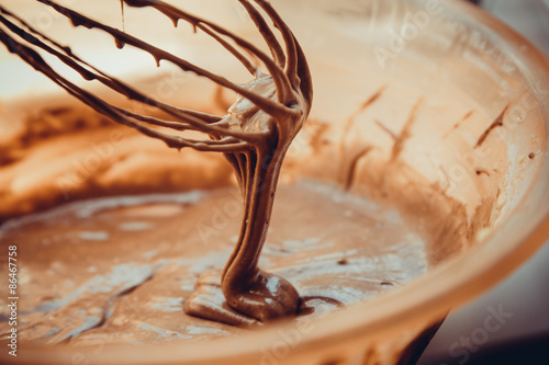 Photos chocolate dough on wire whisk