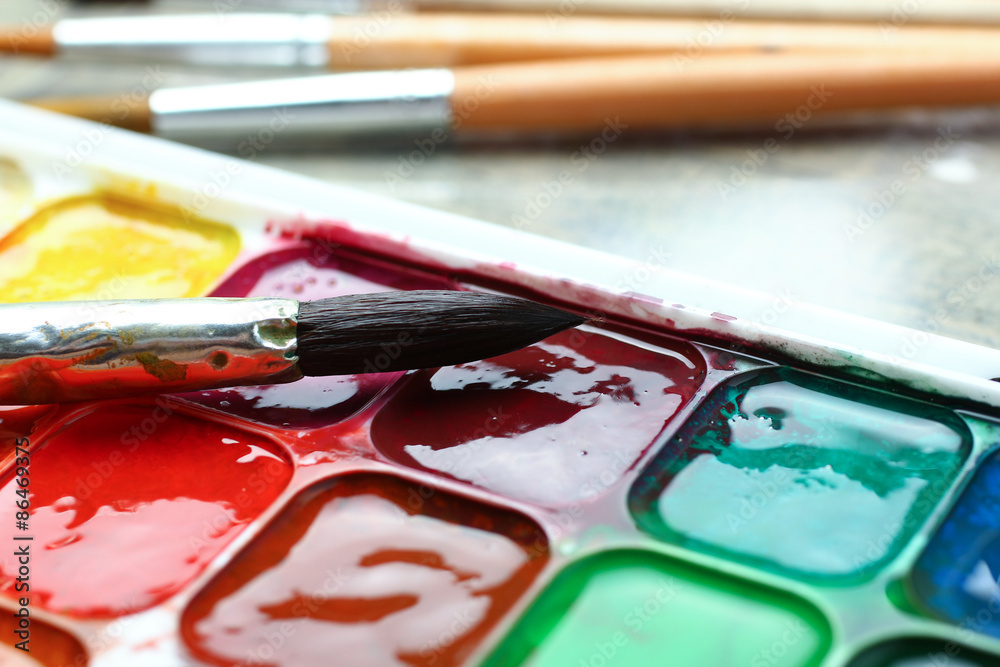 Fototapeta premium old watercolor paints and brushes