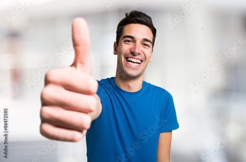 Canvas-taulu Funny man giving thumbs up