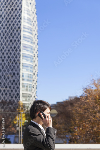 スマートフォンを使うビジネスマン 横顔