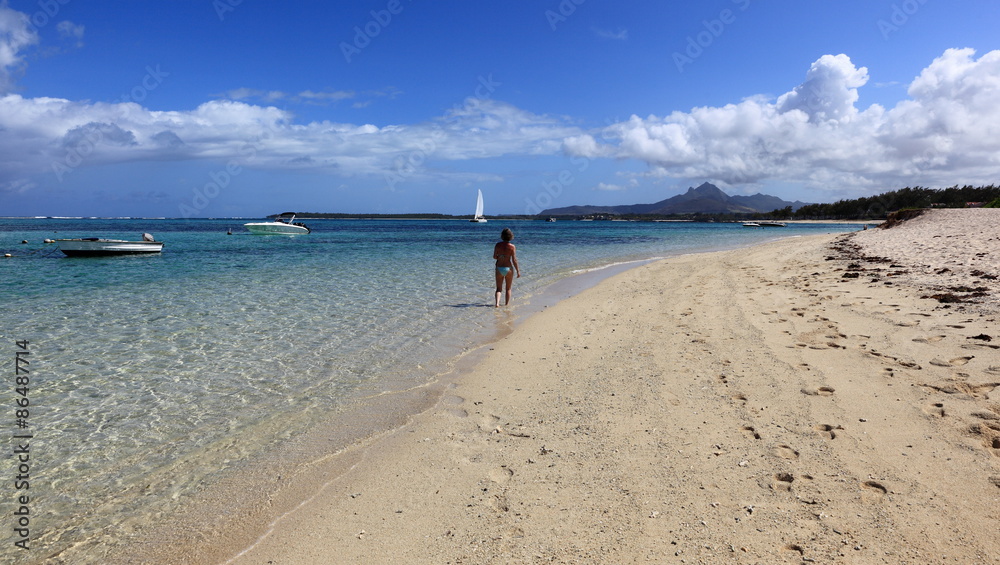 Femme en promenade sur plage de l'île Maurice