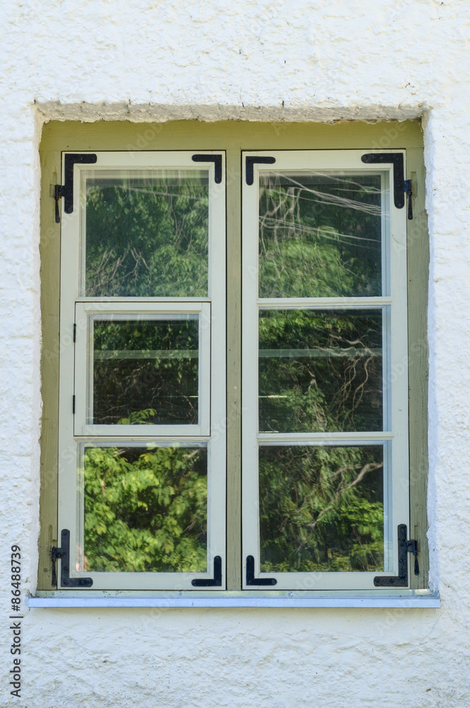 Fototapeta Drewniany wiejski okno z drzewnym odbiciem na lustrze