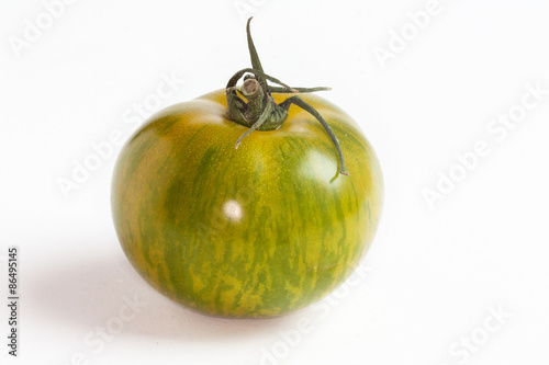 Tomate d'antan verte  ronde sur fond blanc