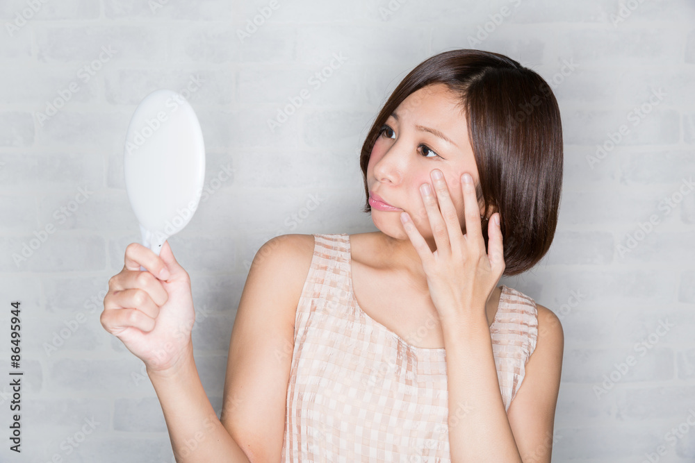 お肌をチェックする女性 お肌をチェックする女性
