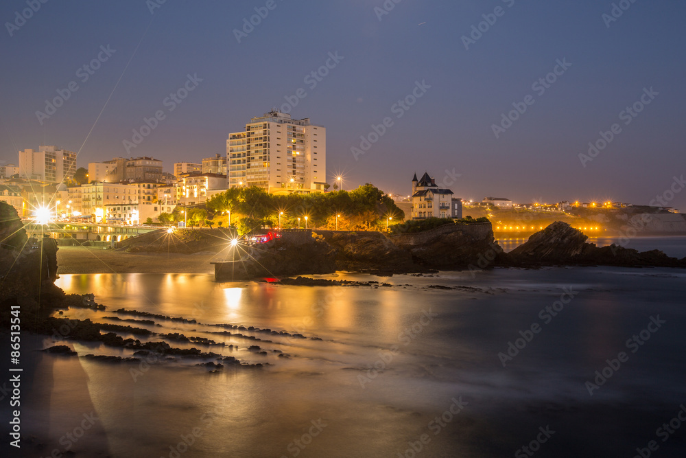 Obraz premium la nuit tombe sur Biarritz
