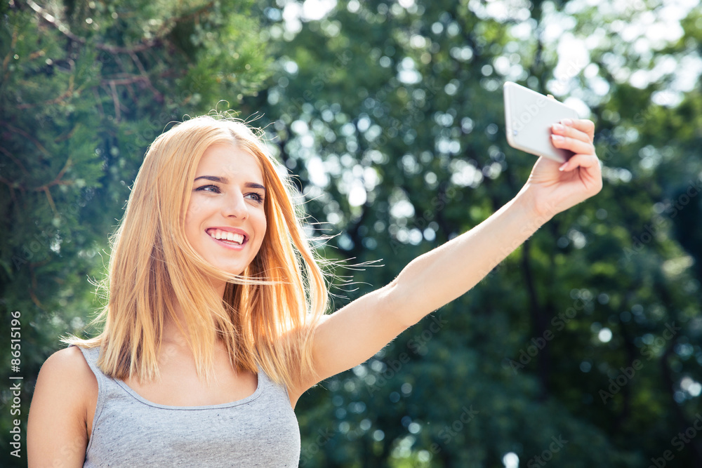 Naklejka premium Woman making selfie photo