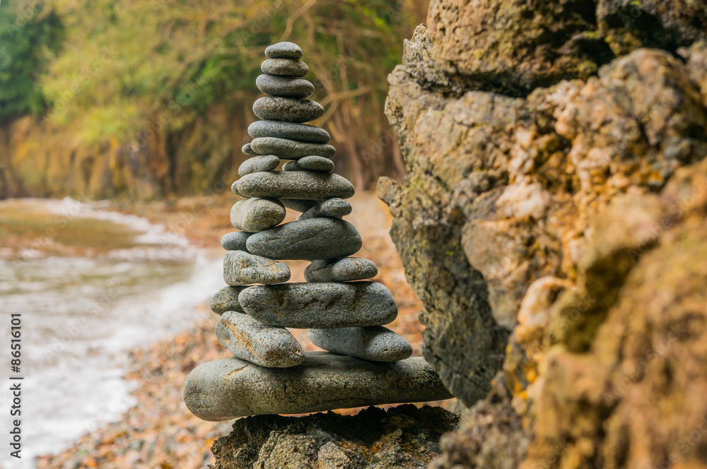 Fototapeta premium Zen Pyramide aus länglichen Kieselsteinen