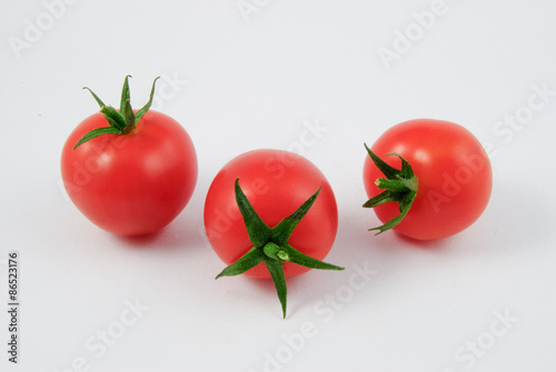 Drei Rispentomaten (Solanum lycopersicum) photo