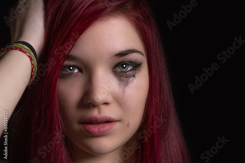 Vanessa weinend vor schwarzem Hintergrund. photo