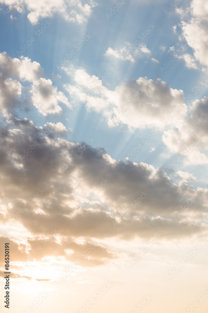 Obraz premium Clouds and sunrays at sunrise