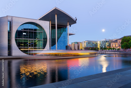 Berlin bei Nacht (Kanzleramt im Mondschein)