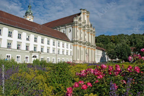 Kloster Fürstenfeld mit Blumen im Vordergrund.