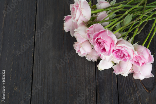 white and pink rose bouquet on wood background