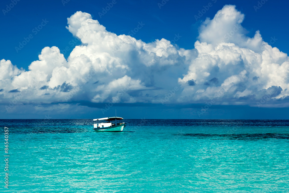 Fototapeta premium Boat in the lagoon of paradise in the Caribbean