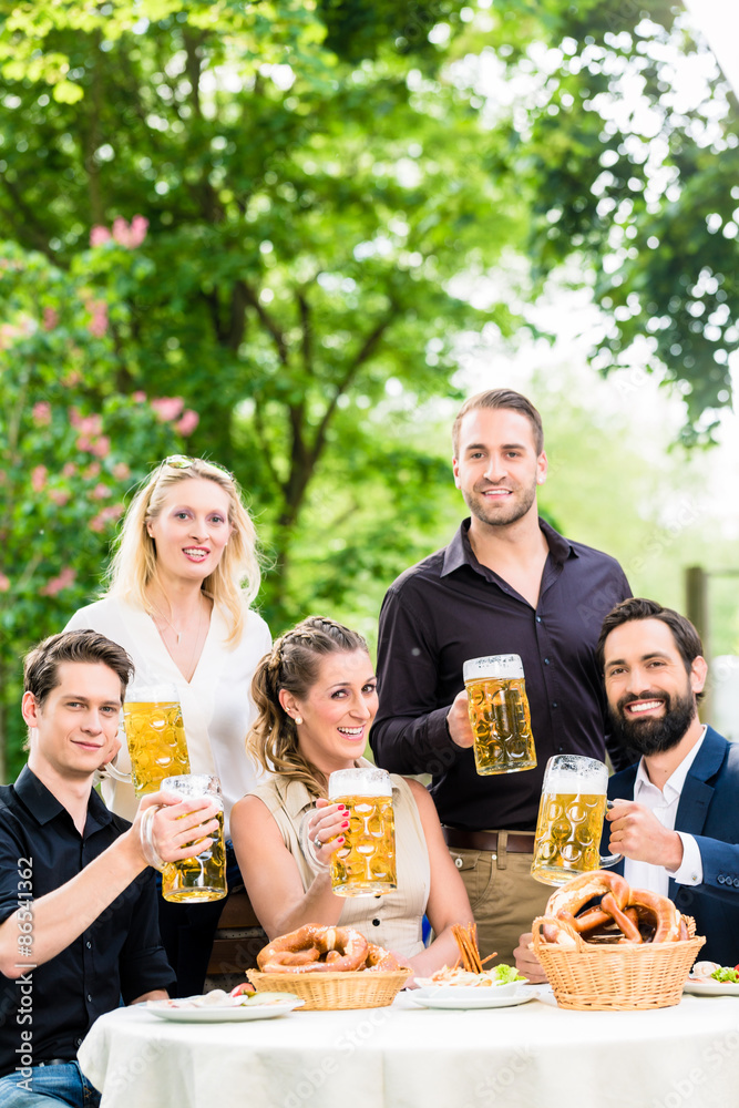 Freunde oder Kollegen im Biergarten zum Feierabend Freunde oder Kollegen im Biergarten zum Feierabend