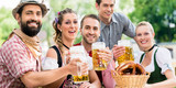 Freunde im Biergarten in Bayer trinken im Sommer
