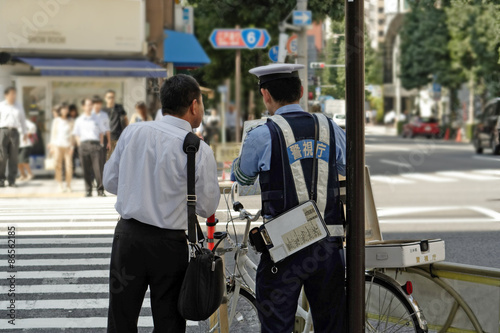 道案内をする警官