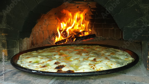 Focaccia al formaggio di Recco cotta in forno a legna