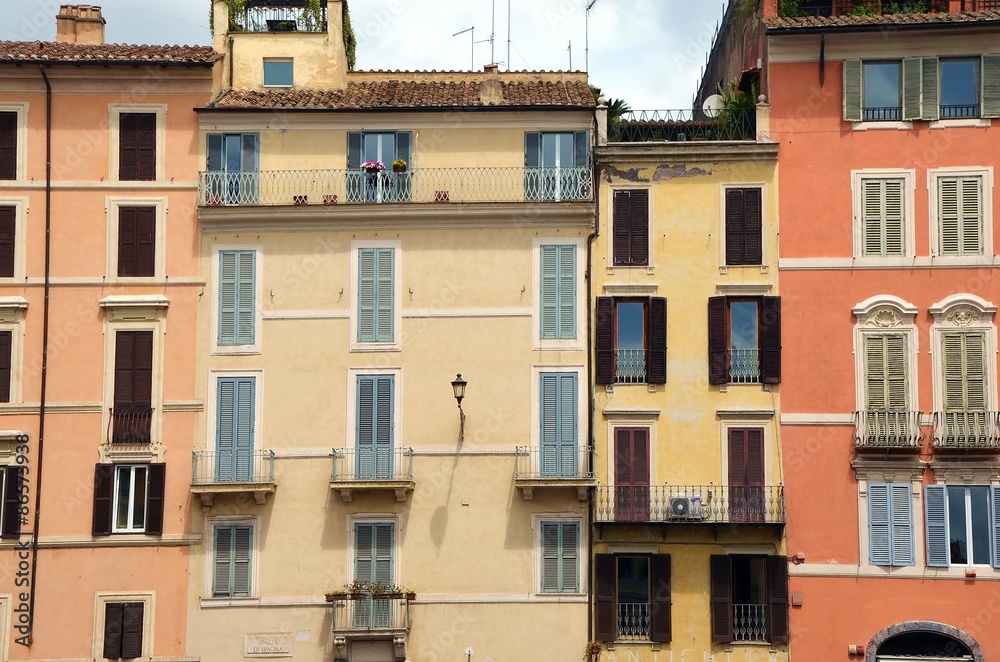 Façades d'immeubles colorées à Rome