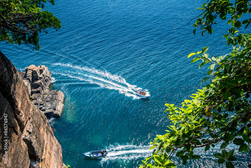 Foto Whale and dolphin watching boats in the beautiful ocean